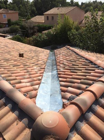 Pose de gouttières et zinguerie — Prudhomme Couverture à Fréjus